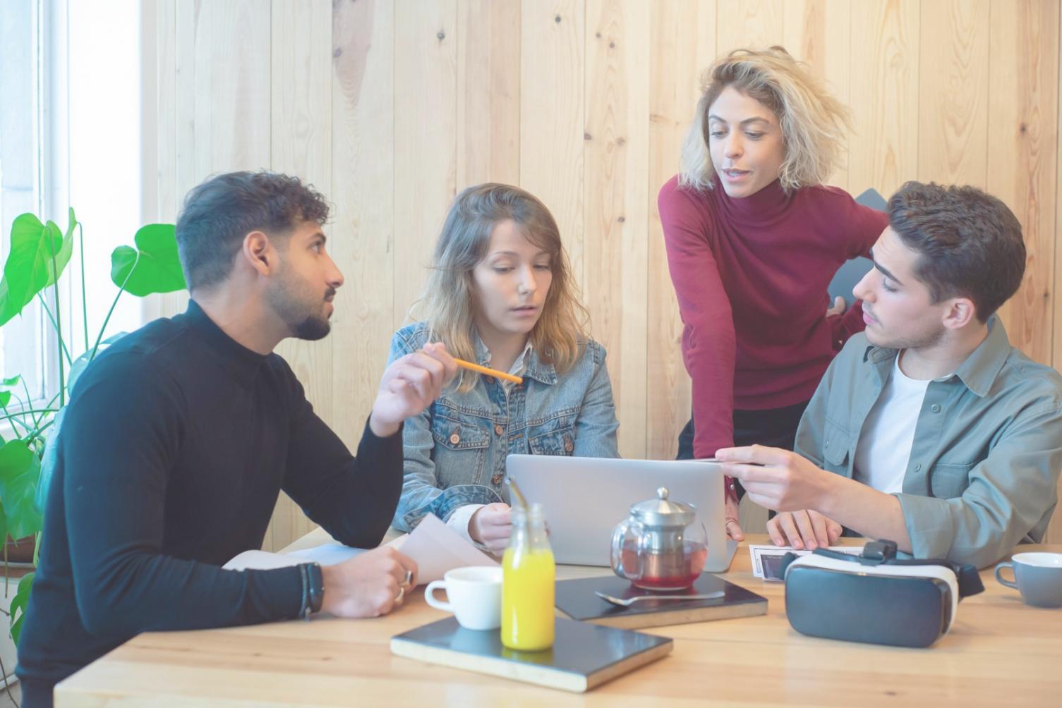 Процесс анализа финансовых данных и составления отчетов по рискам