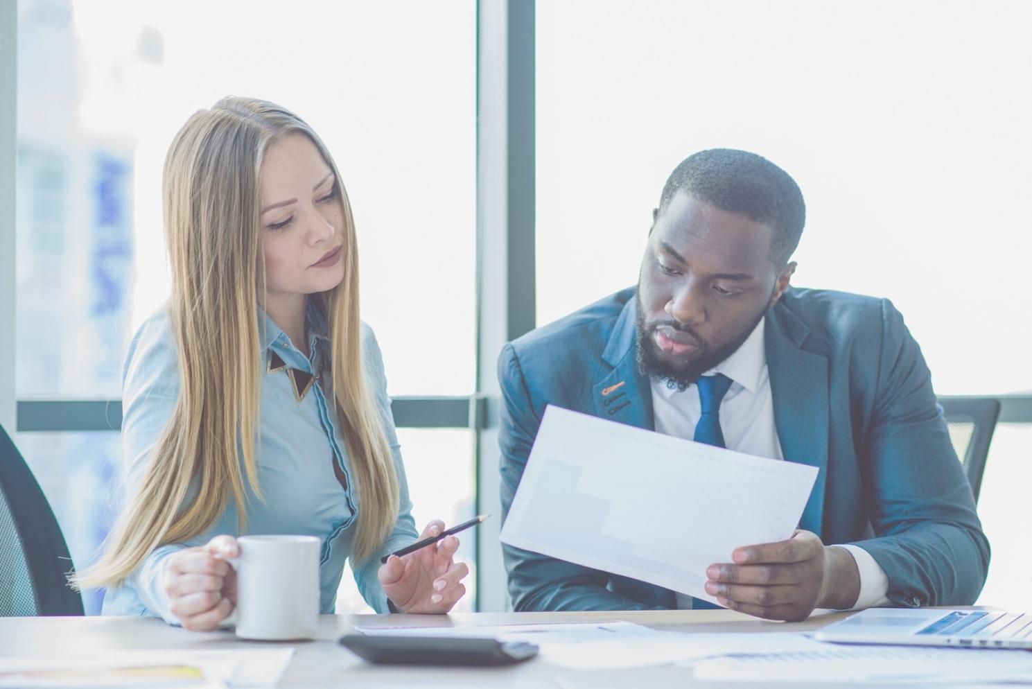 Команда экспертов обсуждает стратегию управления рисками